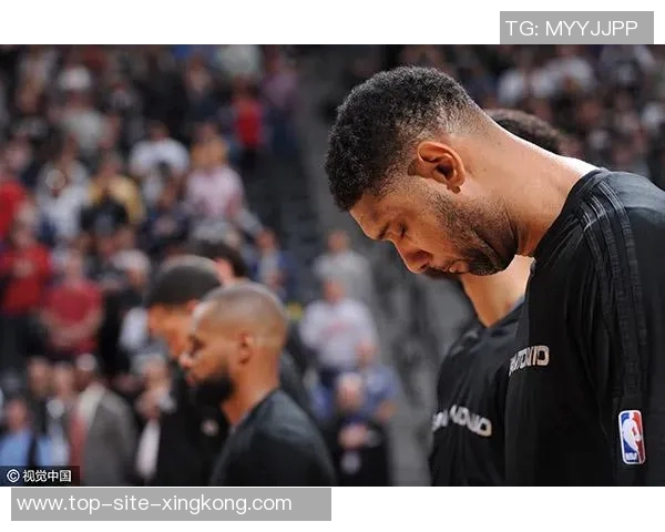 外国篮球明星享受薯片时刻的精彩瞬间与欢乐表情分享